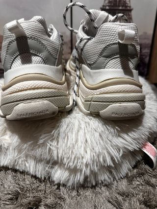 Zapatillas grises y blancas