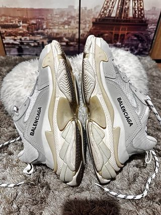 Zapatillas grises y blancas