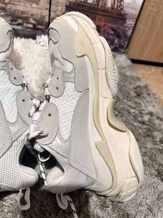 Zapatillas grises y blancas