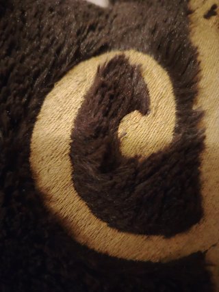 Cuscino a forma di cuore con G ricamata