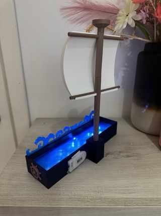 Espositore One Piece con Vela 3D e LED