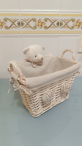 Cesta mimbre con funda oso beige