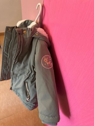 Chaqueta verde con capucha y forro de borreguito