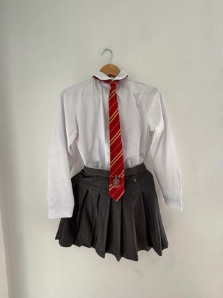 Capa, falda, corbata, camisa y gorro de grifondor