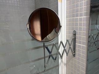 Mueble baño con lavabo espejo grifo y lámpara