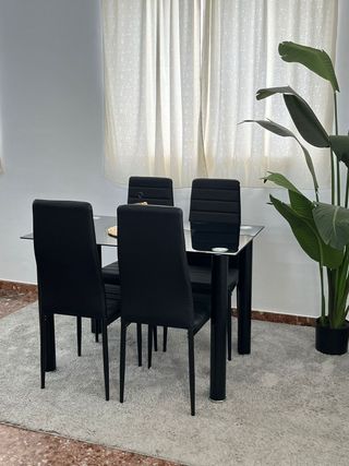 Comedor moderno con mesa de cristal + 4 sillas