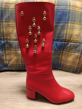 Botas altas rojas con adornos dorados T37