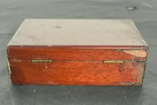 Antigua caja de pesas de precisión