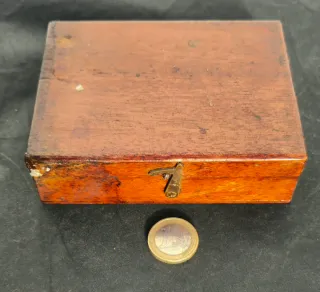 Antigua caja de pesas de precisión