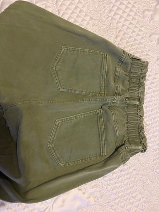 Pantalón vaquero Bershka verde