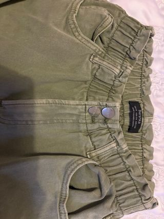 Pantalón vaquero Bershka verde