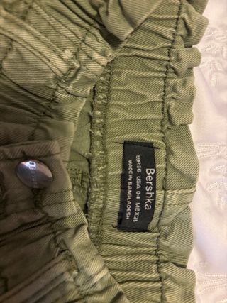 Pantalón vaquero Bershka verde
