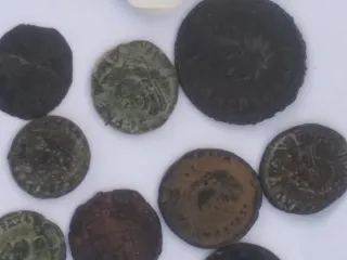 Lote 26 monedas emperadores romanos