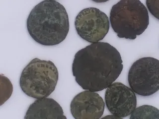 Lote 26 monedas emperadores romanos