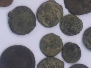 Lote 26 monedas emperadores romanos