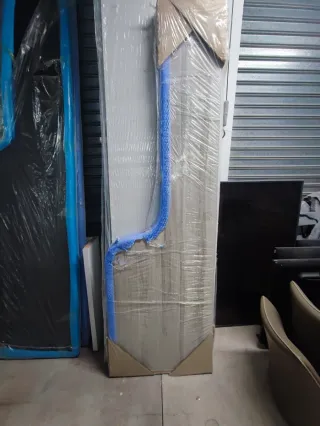 Mesa de estudio de madera con forma