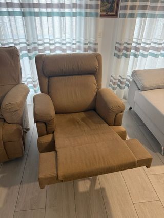 Dos sillones reclinables manuales beige.