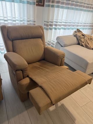 Dos sillones reclinables manuales beige.