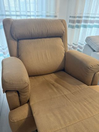 Dos sillones reclinables manuales beige.