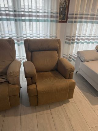 Dos sillones reclinables manuales beige.