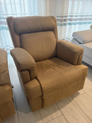 Dos sillones reclinables manuales beige.