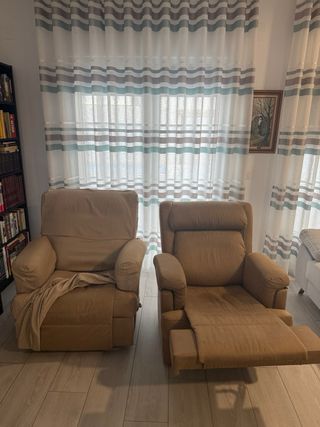 Dos sillones reclinables manuales beige.
