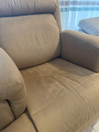 Dos sillones reclinables manuales beige.