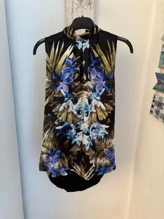 Blusa Mango sin mangas cuello halter floral