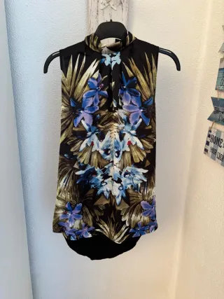 Blusa Mango sin mangas cuello halter floral