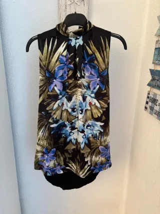 Blusa Mango sin mangas cuello halter floral