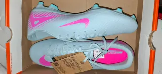 Botas de fútbol Nike rosa y negra