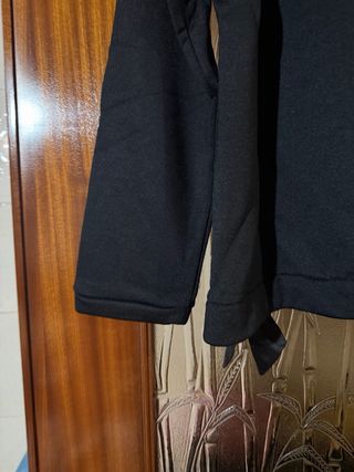 Felpa Twinset nera con borchie e occhielli