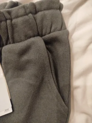 Pantalón jogger verde oscuro con etiqueta