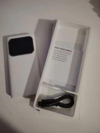 Power Bank Blanca con Borde Dorado