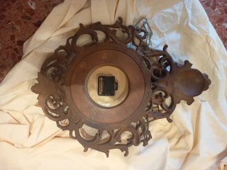 Reloj de pared antiguo funcionando