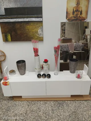 Mueble TV blanco y negro con estantes