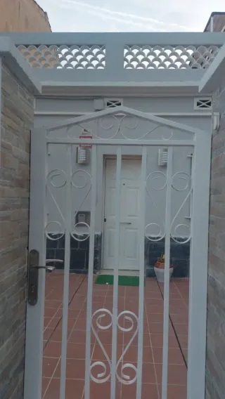 Inmuebles con dos casas en una. Con jardín y patio