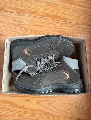 Botas de seguridad marrones y grises