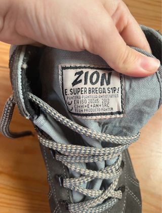 Botas de seguridad marrones y grises