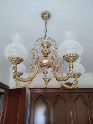 Cómoda de madera con tapa de mármol