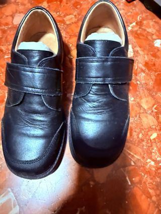 Zapatos negros con velcro