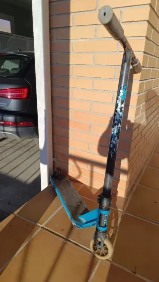 Patín de acrobacias azul