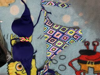 Bikini multicolor con diseño geométrico