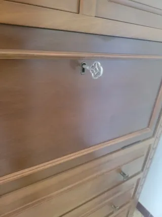 Mueble de madera con llave
