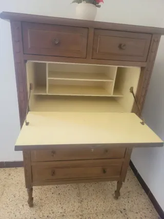 Mueble de madera con llave