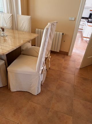 Silla de comedor con funda beige