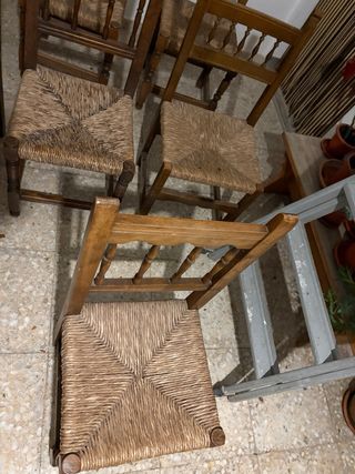 Conjunto de 8 sillas de comedor de madera.