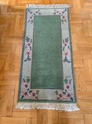 2 Alfombra verde con flores rosas