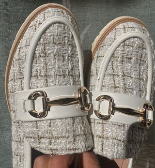 Mocassini donna bianchi con dettagli oro