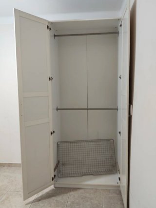 Armario  madera blanco satinado. Medidas: 2.35 x 1